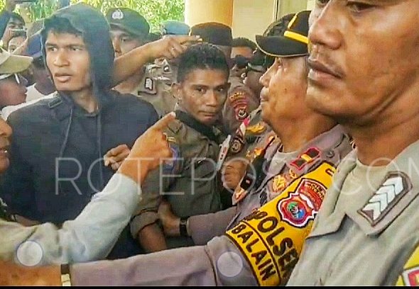 Massa GEMAP Geruduk Kantor Bupati Rote Ndao