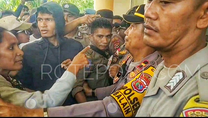 Massa GEMAP Geruduk Kantor Bupati Rote Ndao