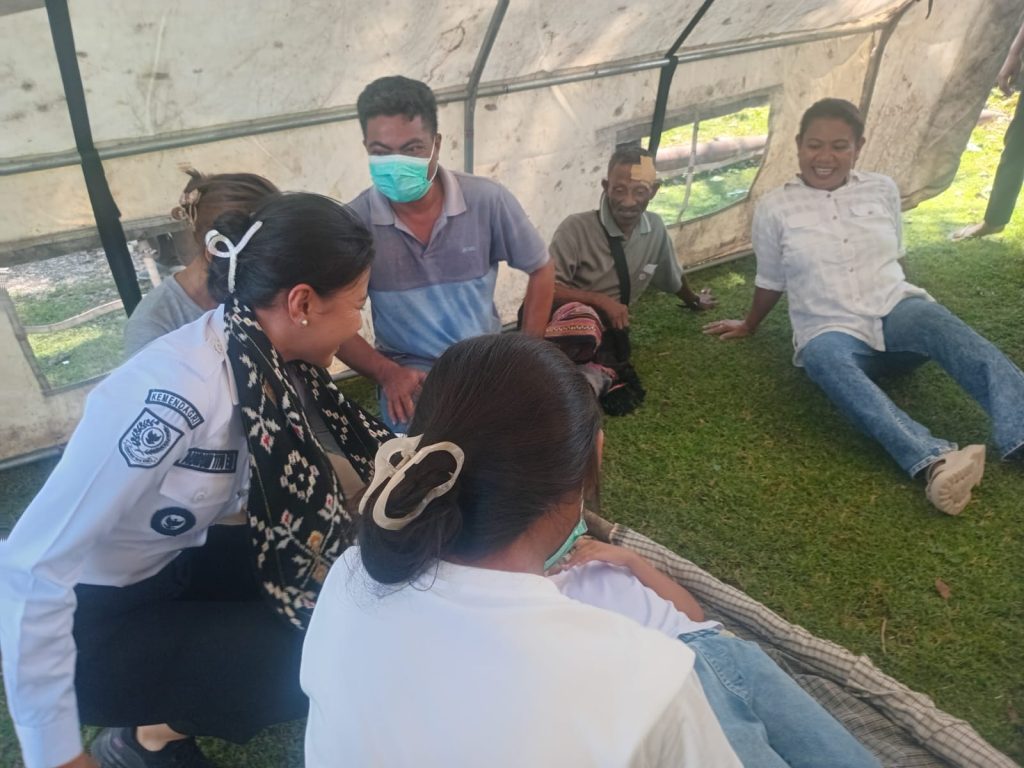 Wabup Kupang Ikut Mengungsi Bersama Warga dalam Gladi Lapangan Kesiapsiagaan Banjir Desa Benu